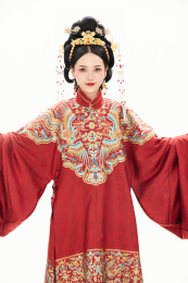 白色背景下穿着中国明朝明制汉服服饰的女性