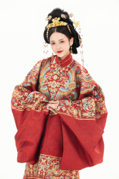 白色背景下穿着中国明朝明制汉服服饰的女性