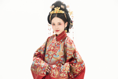 白色背景下穿着中国明朝明制汉服服饰的女性