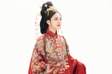白色背景下穿着中国明朝明制汉服服饰的女性