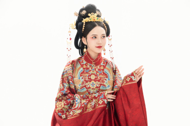白色背景下穿着中国明朝明制汉服服饰的女性