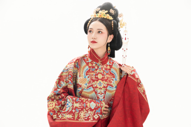 白色背景下穿着中国明朝明制汉服服饰的女性