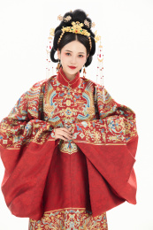 白色背景下穿着中国明朝明制汉服服饰的女性