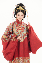 白色背景下穿着中国明朝明制汉服服饰的女性