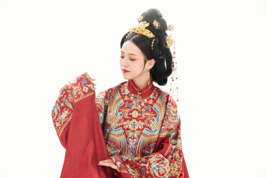 白色背景下穿着中国明朝明制汉服服饰的女性