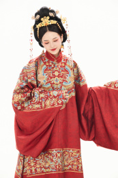 白色背景下穿着中国明朝明制汉服服饰的女性