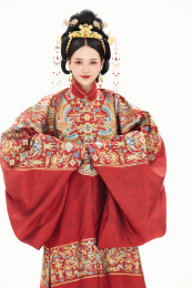 白色背景下穿着中国明朝明制汉服服饰的女性