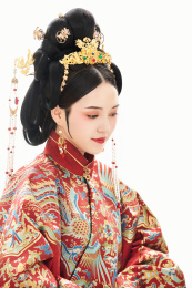 白色背景下穿着中国明朝明制汉服服饰的女性