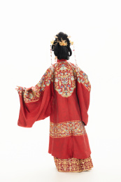 白色背景下穿着中国明朝明制汉服服饰的女性