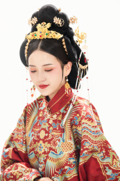 白色背景下穿着中国明朝明制汉服服饰的女性