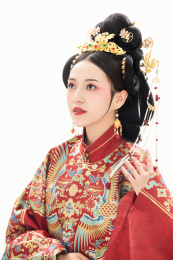 白色背景下穿着中国明朝明制汉服服饰的女性