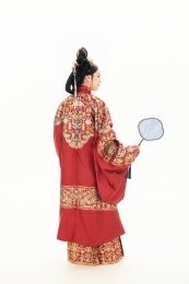 白色背景下穿着中国春秋战国时代服饰的女性