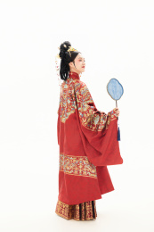 白色背景下穿着中国春秋战国时代服饰的女性