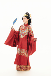 白色背景下穿着中国春秋战国时代服饰的女性