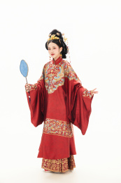白色背景下穿着中国春秋战国时代服饰的女性