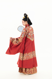 白色背景下穿着中国春秋战国时代服饰的女性