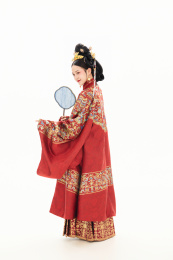 白色背景下穿着中国春秋战国时代服饰的女性
