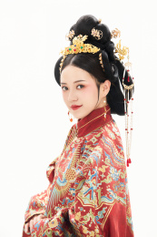 白色背景下穿着中国明朝明制汉服服饰的女性