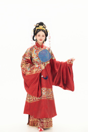 白色背景下穿着中国明朝明制汉服服饰的女性