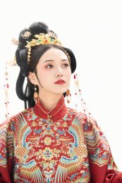 白色背景下穿着中国明朝明制汉服服饰的女性