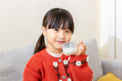 喝牛奶的小女孩