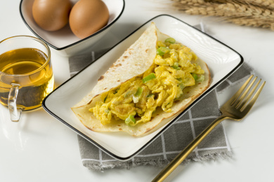 天津美食大饼鸡蛋摆放在桌面上特写