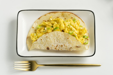 天津美食大饼鸡蛋摆放在桌面上特写