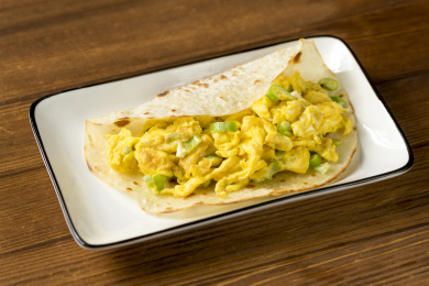 天津美食大饼鸡蛋摆放在桌面上特写