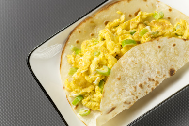 天津美食大饼鸡蛋摆放在桌面上特写