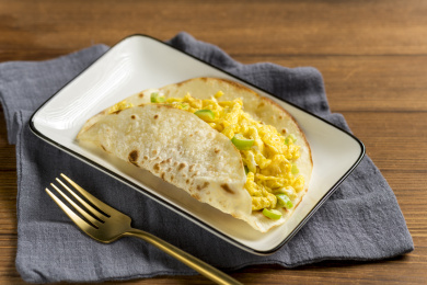 天津美食大饼鸡蛋摆放在桌面上特写