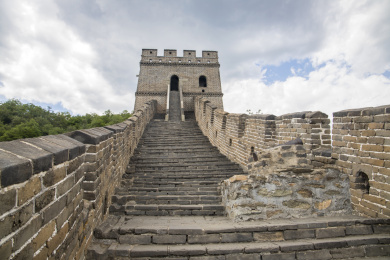 中国北京蓝天白云下的慕田峪长城风光