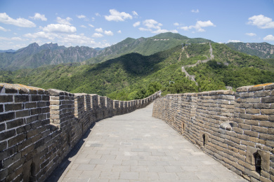 中国北京蓝天白云下的慕田峪长城风光