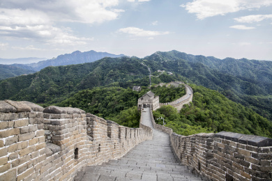 中国北京蓝天白云下的慕田峪长城风光