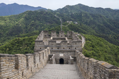 中国北京蓝天白云下的慕田峪长城风光