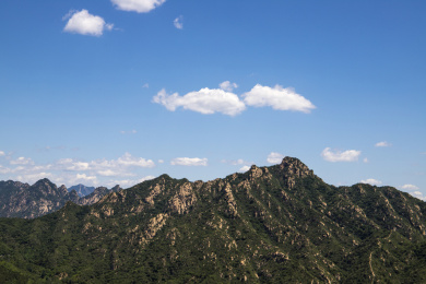 中国北京蓝天白云下的慕田峪长城风光