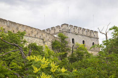 中国北京蓝天白云下的慕田峪长城风光
