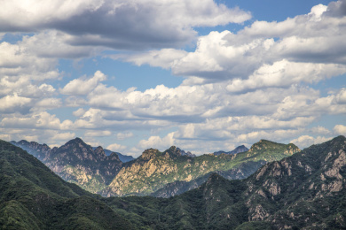 中国北京蓝天白云下的慕田峪长城风光