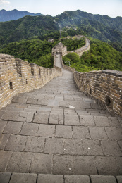 中国北京蓝天白云下的慕田峪长城风光