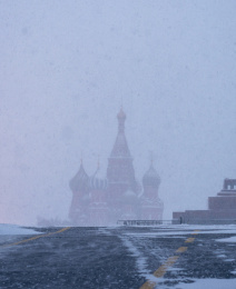 俄罗斯莫斯科雪中的红场和圣瓦西里教堂