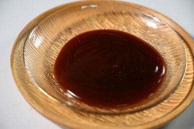 桌面上的盘子里的美味可口的蚝油