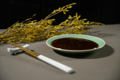 桌面上的盘子里的美味可口的蚝油