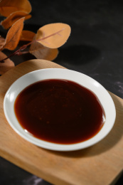 桌面上的盘子里的美味可口的蚝油