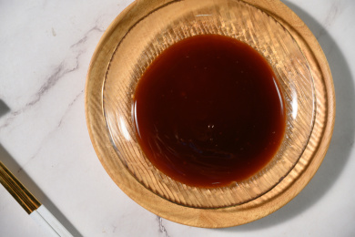 桌面上的盘子里的美味可口的蚝油