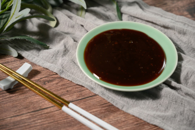 桌面上的盘子里的美味可口的蚝油
