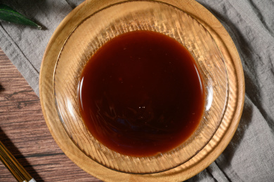 桌面上的盘子里的美味可口的蚝油