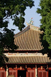 中国泉州文庙屋脊宝塔龙吻