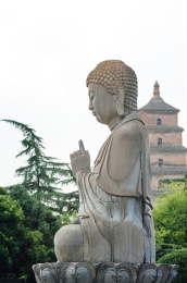 西安大雁塔如来佛雕像