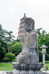 西安大雁塔如来佛雕像