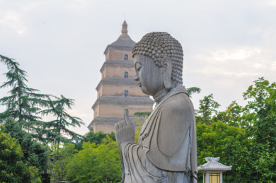 西安大雁塔如来佛雕像