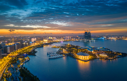 上海市临港新城滴水湖南岛航拍风光
